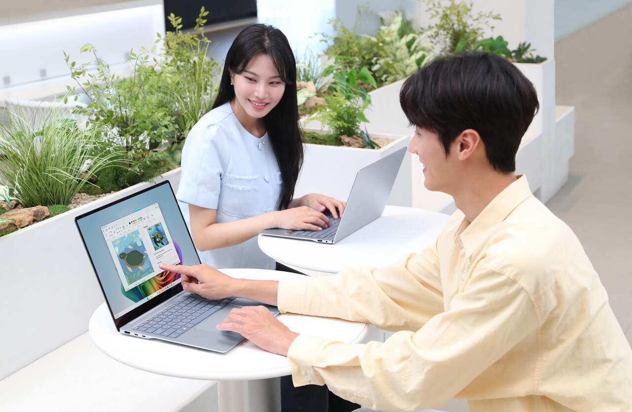 삼성전자 모델이 강력한 갤럭시 AI의 PC경험을 제공하는 '갤럭시 북4 엣지'를 체험하고 있다. / 삼성전자