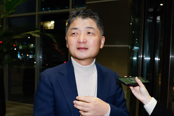 김범수 카카오 미래이니셔티브센터장이 지난해 11월 13일 오전 경기 성남시 분당구 카카오모빌리티 본사에서 3차 공동체 비상경영회의에 참석하기 전 취재진 질문에 답하고 있다. 김 센터장은 "국민의 기업으로 성장해 온 카카오가 초심을 되찾을 수 있도록 최선의 노력을 다할 것"이라며 "모든 사업을 원점에서 재검토해 국민의 눈높이에 부응하는 기업이 되겠다"고 말했다. / 뉴스1
