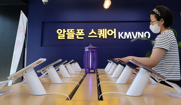 2022년 6월 21일 서울 시내 알뜰폰 스퀘어에서 직원이 핸드폰 진열대를 정리하고 있다. / 뉴스1
