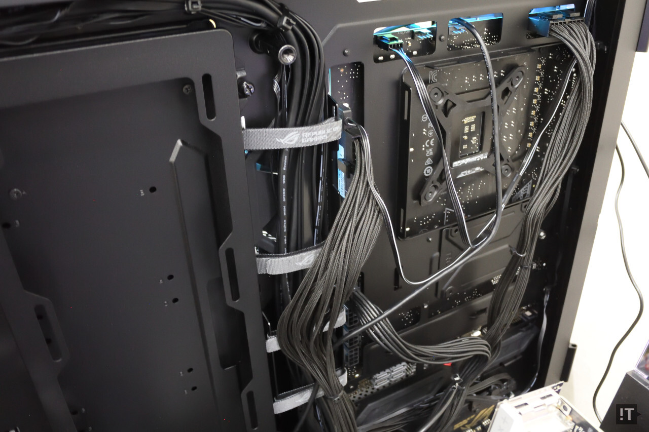 모든 주요 커넥터들이 예전과 달리 메인보두 후면에 자리잡은 게 특징이다. / 권용만 기자