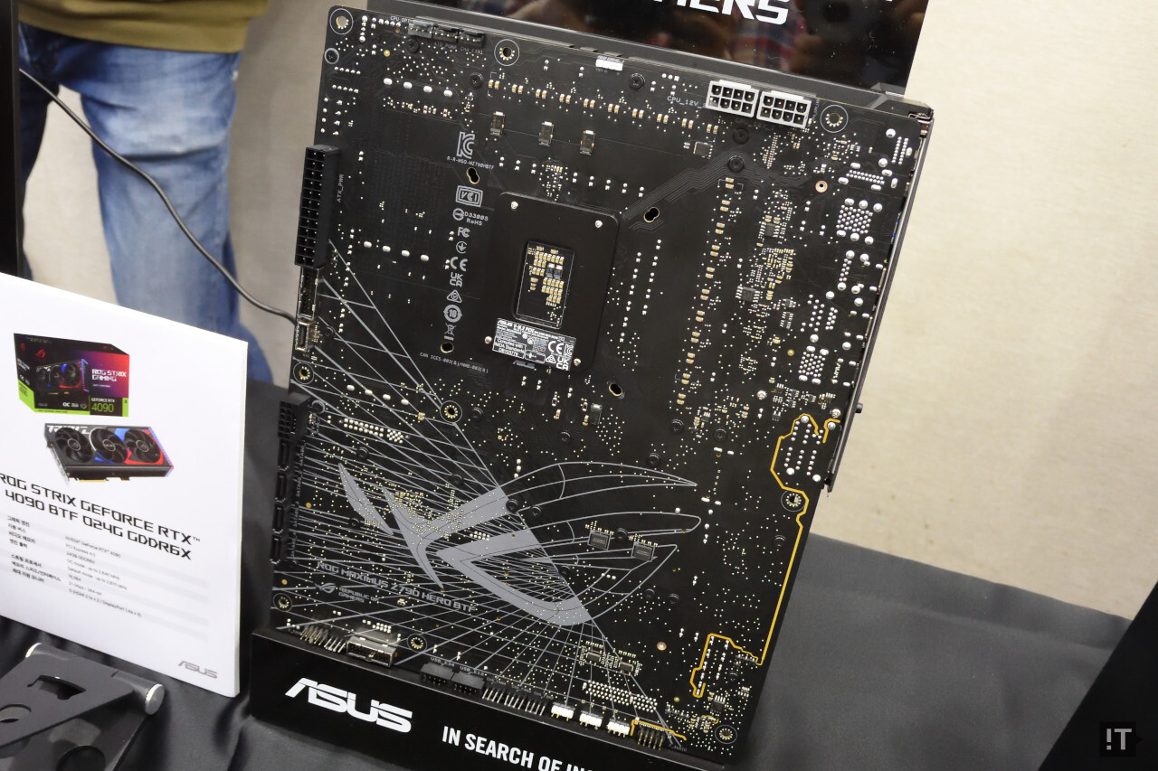 에이수스 ROG 막시무스 Z790 히어로 BTF 메인보드 후면 / 권용만 기자