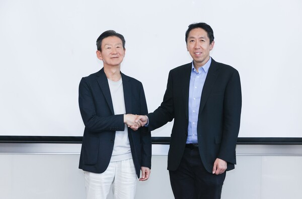 29일 오후 LG유플러스에서 황현식(왼쪽) 사장과 앤드류 응 교수가 기념촬영하고 있다. / LG유플러스