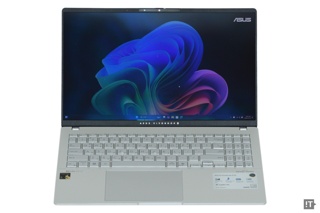 15.6인치 OLED 스크린과 풀사이즈 키보드, 넓은 터치패드로 편안한 사용 환경을 제공한다. / 권용만 기자