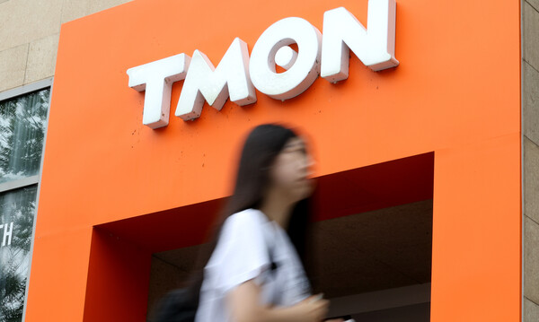 검찰이 대규모 정산 지연 사태를 야기한 티몬과 위메프 본사 등에 대한 동시다발 압수수색에 나선 가운데 1일 압수수색이 진행 중인 서울 강남구 티몬 사옥 앞으로 시민이 지나가고 있다. / 뉴스1