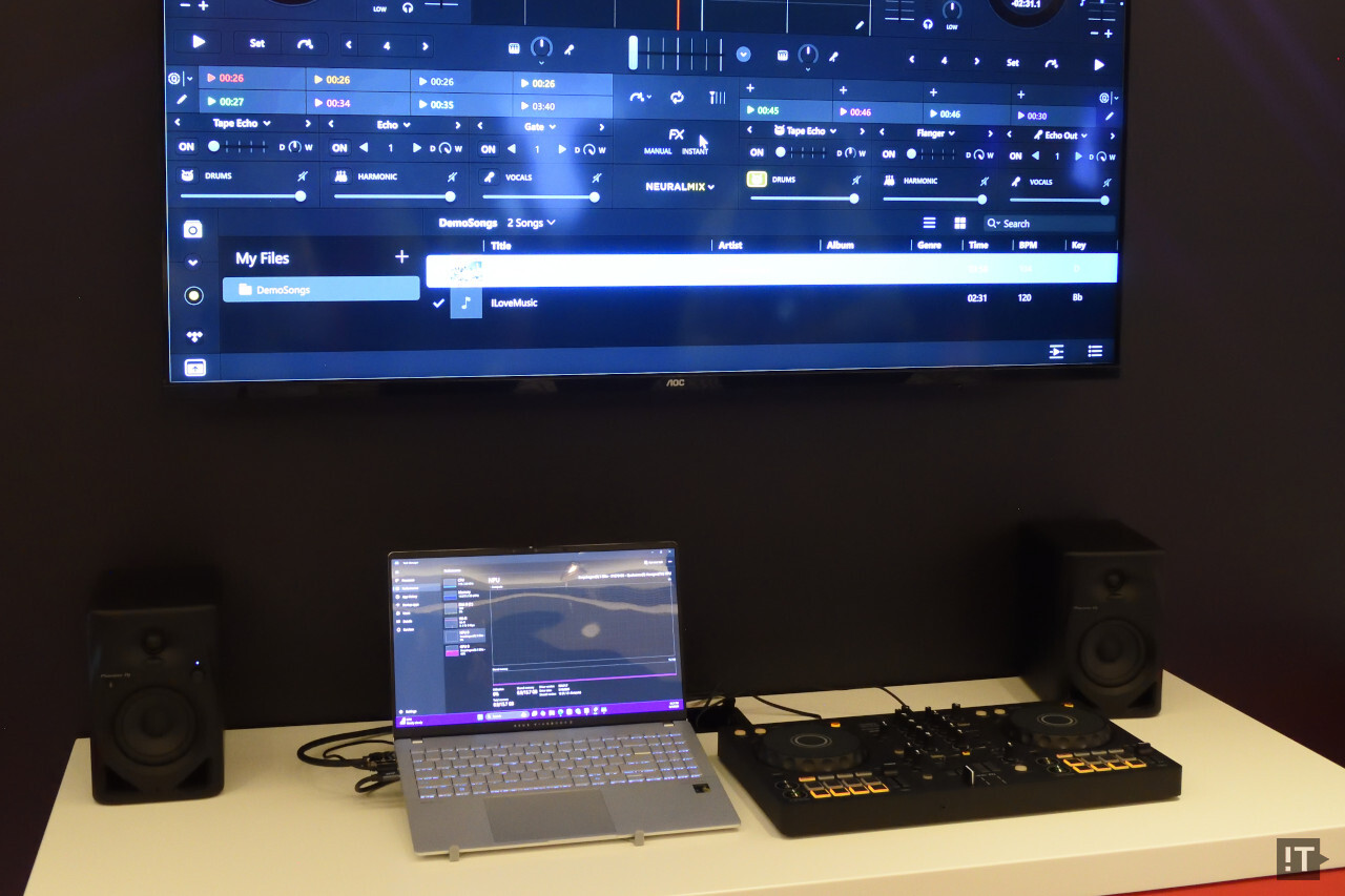 에이수스 비보북 S 15 OLED 모델로 AI 지원 음악 작업 환경을 구성한 모습 / 권용만 기자