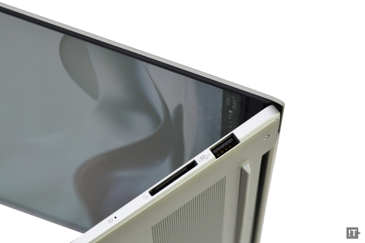 에이수스 ‘젠북 S 16’ 제품 우측 주요 포트 구성 / 권용만 기자