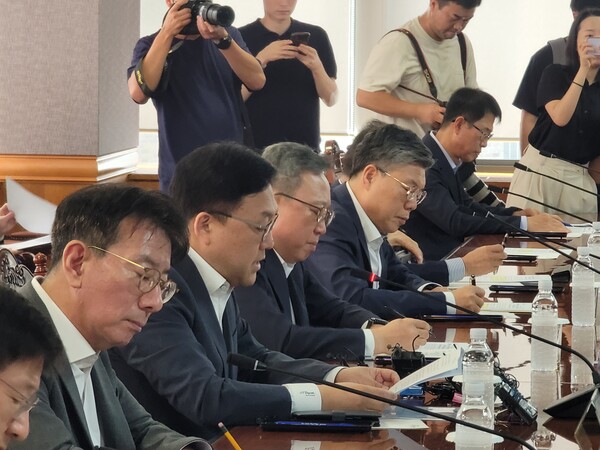 김병환 금융위원장이 20일 오전 은행연합회에서 19개 은행장과 취임 후 첫 간담회를 개최했다. /한재희 기자 