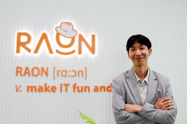 박현우 라온시큐어 AI연구센터장이 IT조선과의 인터뷰 이후 미소를 짓고 있다. / 이선율 기자