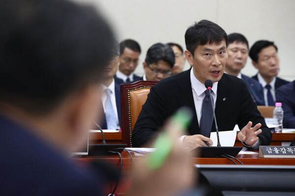 이복현 금융감독원장이 25일 오전 서울 여의도 국회에서 열린 정무위원회 전체회의에 출석해 신장식 조국혁신당 의원 질의에 답하고 있다. / 뉴스1