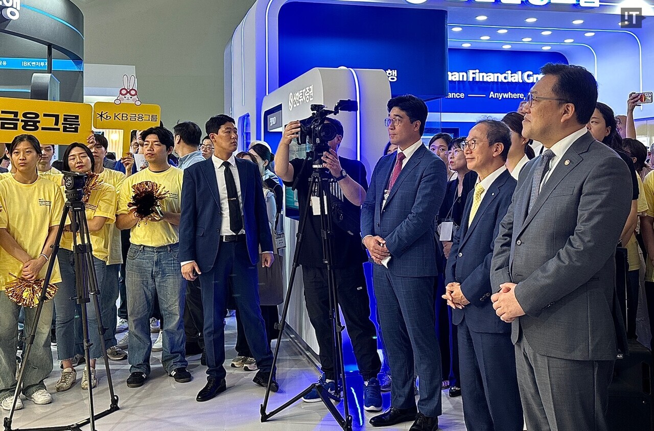 김병환 금융위원장(오른쪽 첫 번째)이 27일 서울 동대문디자인플라자(DDP)에서 열린 ‘코리아 핀테크 위크 2024’에 참석해 양종희 KB금융그룹 회장(오른쪽 두 번째)과 함께 KB금융그룹 부스를 둘러보고 있다. / 김경아 기자