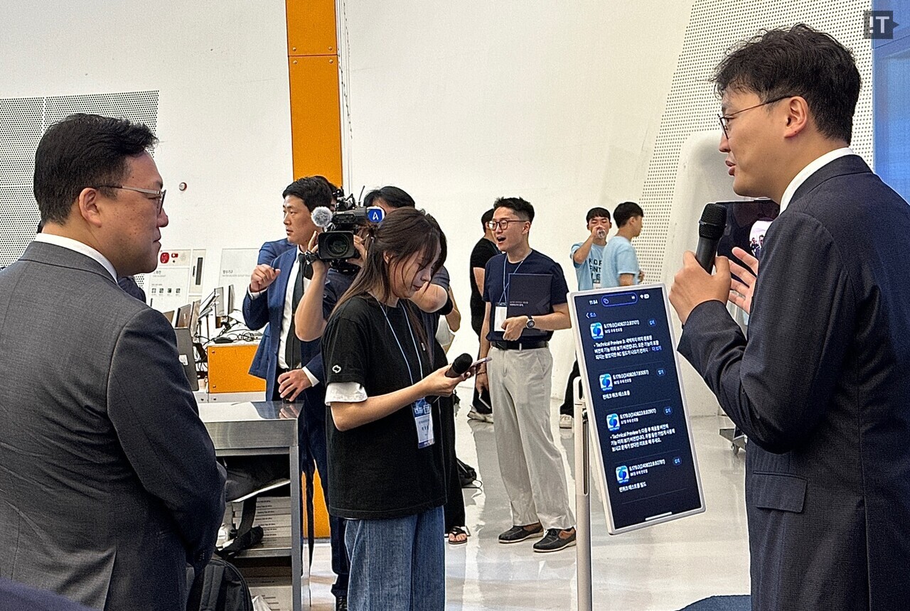 김병환 금융위원장(왼쪽)이 27일 ‘코리아 핀테크 위크 2024’ 내 비바리퍼블리카(토스) 부스에 방문해 이승건 비바리퍼블리카 대표의 설명을 듣고 있다. / 김경아 기자