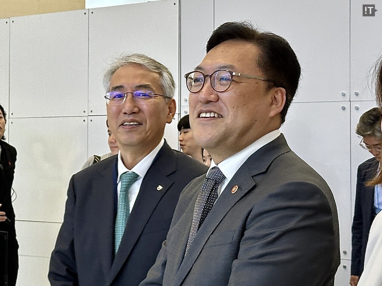 김병환 금융위원장(오른쪽)과 이석준 NH농협금융지주 회장이 27일 서울 동대문디자인플라자(DDP)에서 열린 ‘코리아 핀테크 위크 2024’에 참석, NH농협금융 부스에서 직원들이 준비한 응원 구호를 듣고 있다. / 김경아 기자