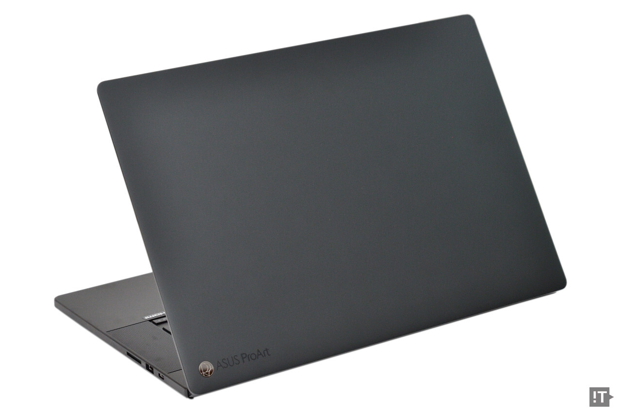 ‘나노 블랙’ 색상과 기교 적은 디자인 속에 정교함으로 고급감을 살린 ‘프로아트 P16’ / 권용만 기자