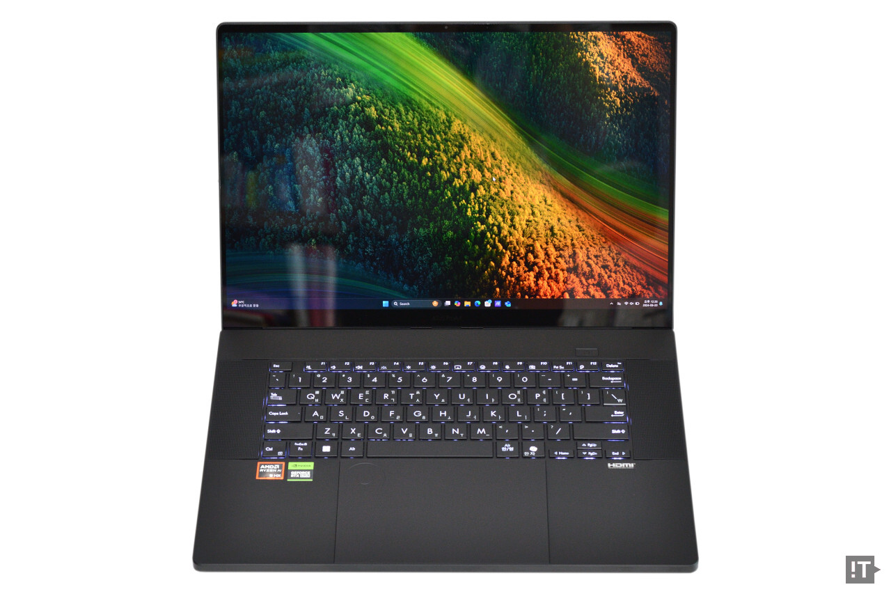 제품을 펼쳤을 때는 시원한 디스플레이와 깔끔한 구성에서의 몰입감이 인상적이다. / 권용만 기자