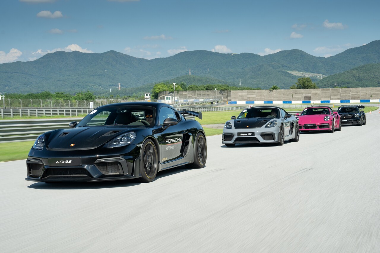 트랙을 질주하고 있는 포르쉐 911 GT3 RS. / 포르쉐 코리아