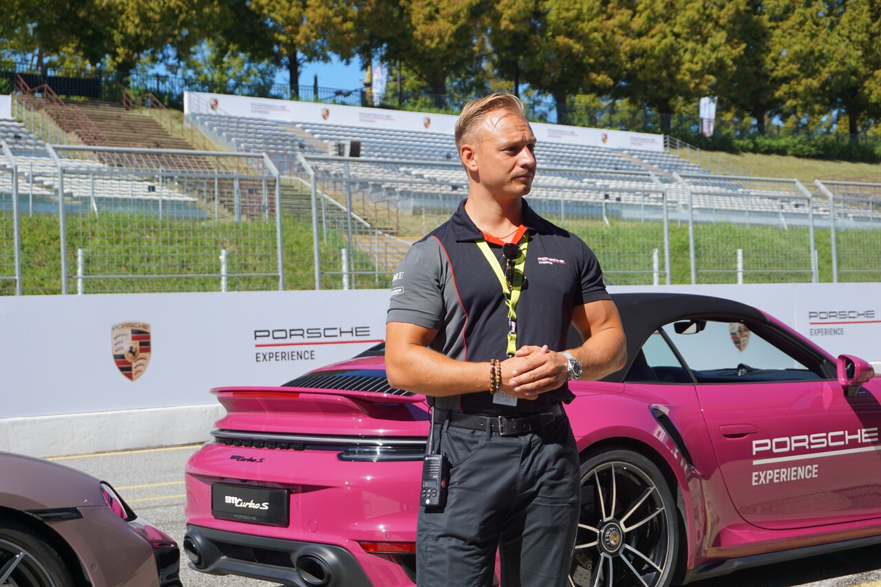 프로그램 설명을 하고 있는 인스트럭터. / 허인학 기자