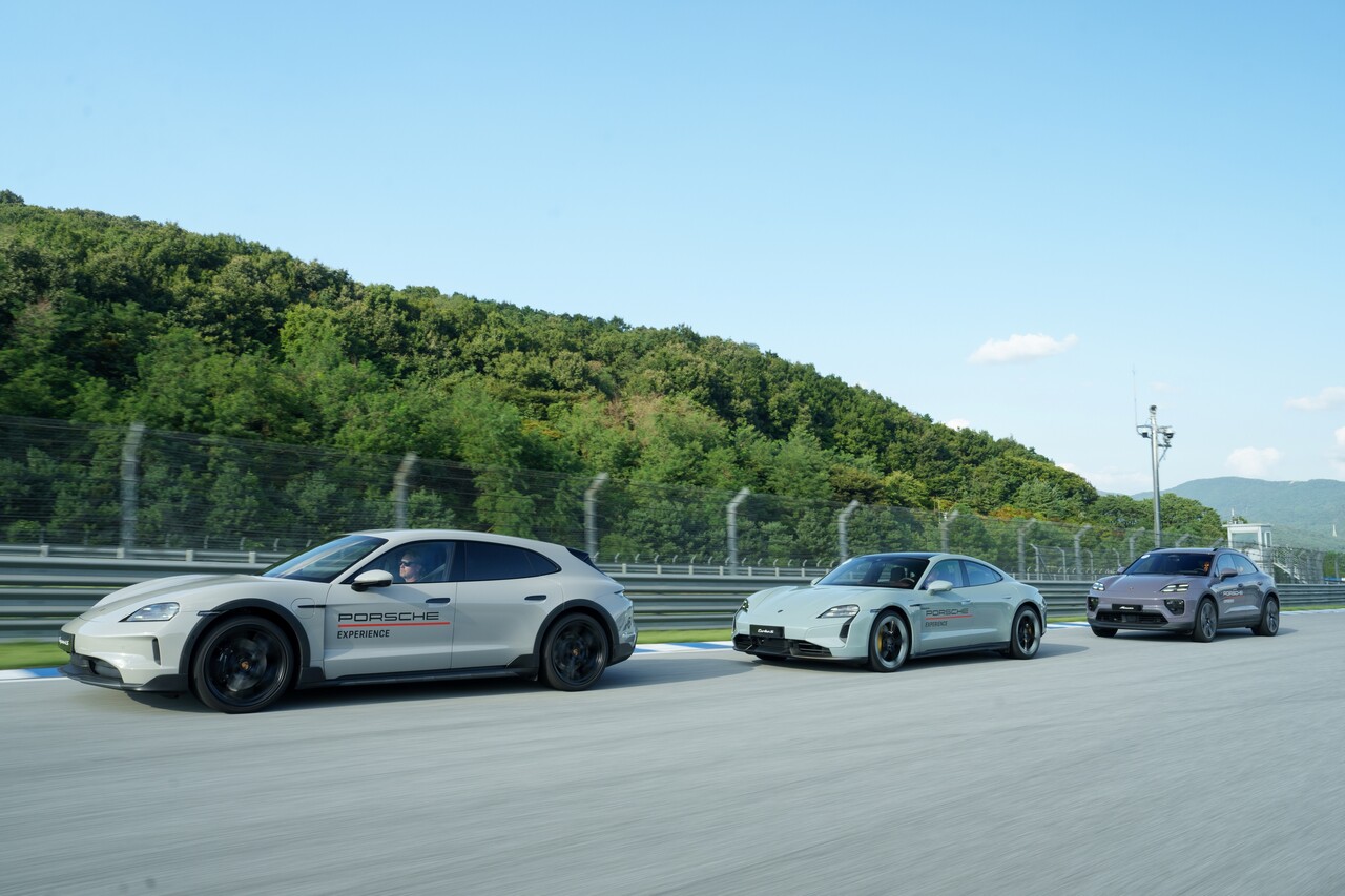 트랙을 달리는 신형 타이칸. / 포르쉐 코리아