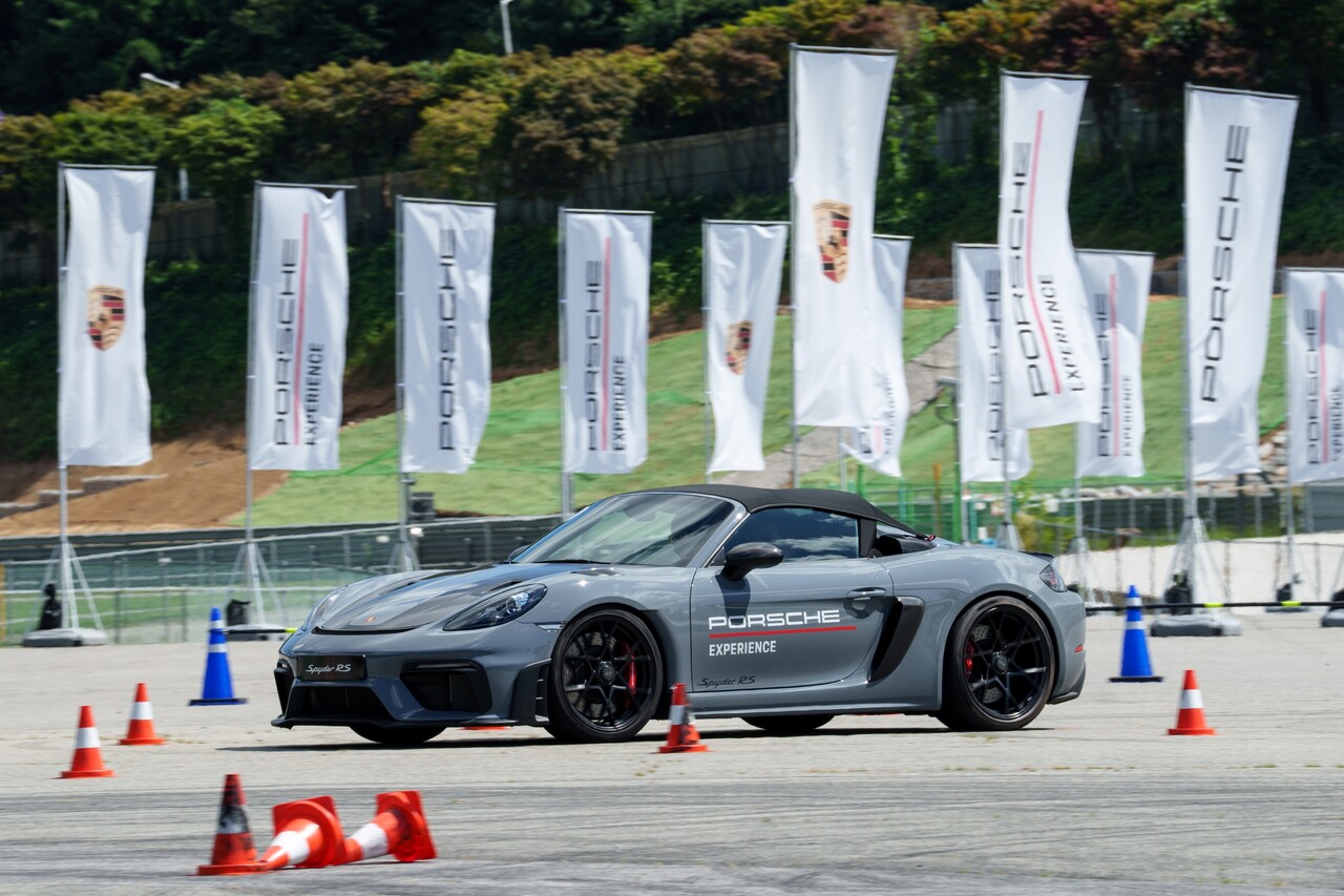 슬라럼 코스를 달리는 718 스파이더 RS. / 포르쉐 코리아