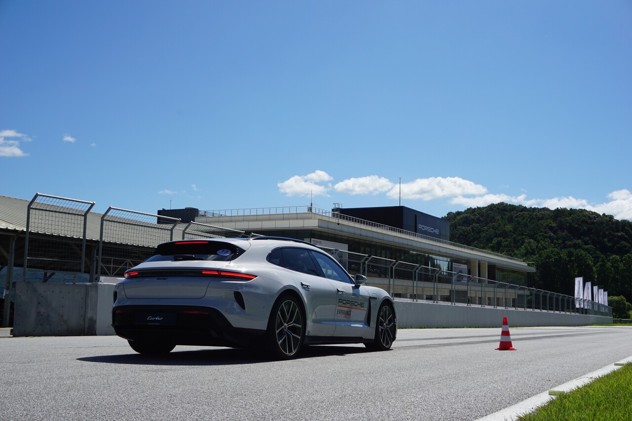 브레이킹 프로그램을 위해 서 있는 타이칸 크로스 투리스모 터보. / 허인학 기자