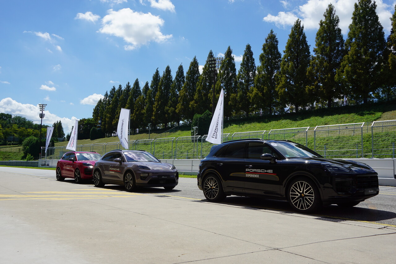 피트레인에 서 있는 카이엔과 마칸 일렉트릭. / 허인학 기자