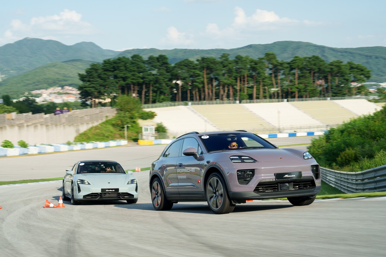트랙을 달리는 마칸 일렉트릭과 타이칸. / 포르쉐 코리아