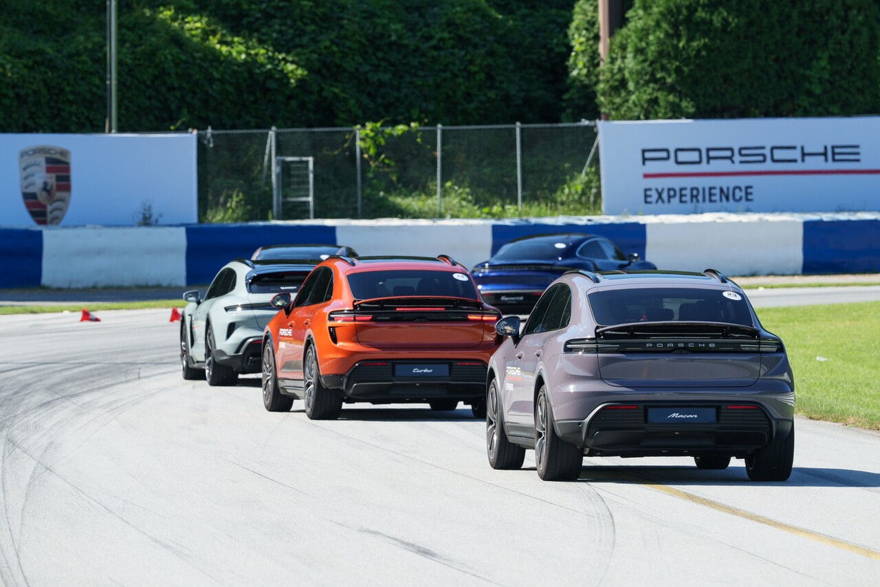 트랙을 주행하고 있는 마칸 일렉트릭과 타이칸. / 포르쉐 코리아