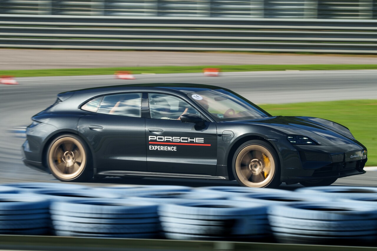 트랙을 달리는 타이칸 크로스 투리스모. / 포르쉐 코리아