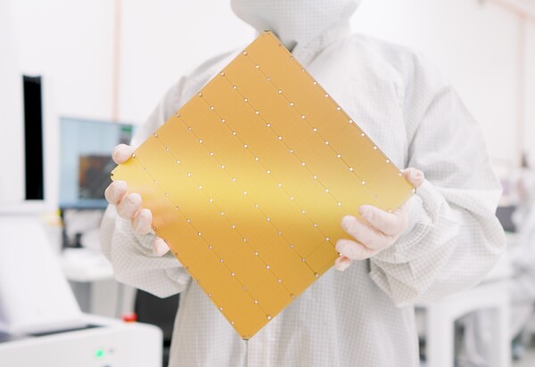 세레브라스가 개발한 12인치 반도체 웨이퍼 크기의 'WSE-3' 칩 / 세레브라스