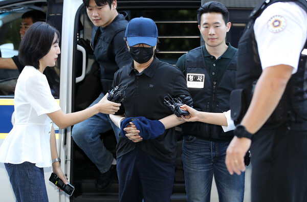 가상자산 예치업체 하루인베스트 대표에게 법정에서 흉기를 휘두른 혐의로 체포된 50대 남성 A씨가 지난달 30일 오전 서울 양천구 서울남부지방법원에서 열린 구속 전 피의자 심문(영장실질심사)에 출석하고 있다. / 사진 = 뉴스1