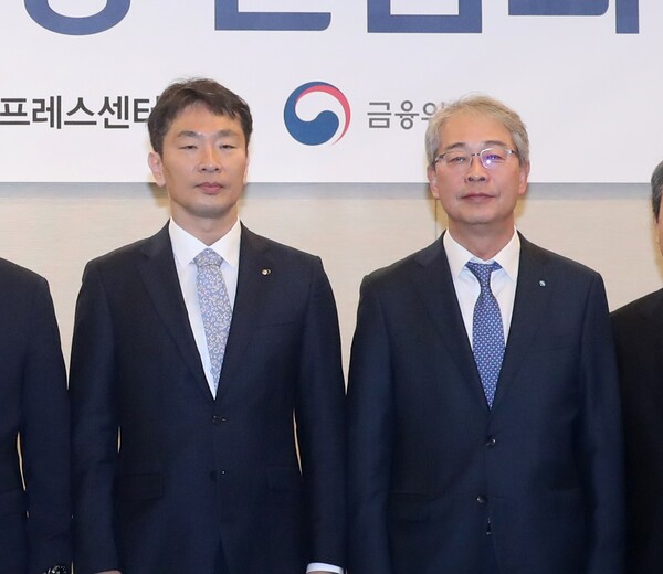 지난해 3월 열린 금융지주회장 간담회에 참석한 이복현 금융감독원장(왼쪽)과 임종룡 우리금융그룹 회장./뉴스1