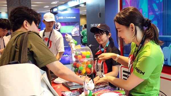 4일 진행된 KBW2024에서 한 방문객이 밈코인 일종인 뮤코인 부스의 경품 추첨 이벤트에 참여하고 있다. / 김홍찬 기자