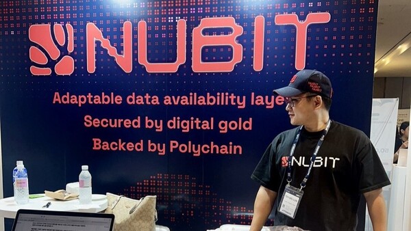 4일 KBW2024 행사장 내 블록체인 데이터 가용성(DA) 프로젝트인 누비트(Nubit) 부스와 웨이룬 자비에 그로스 마케팅 담당. / KBW2024 공식 X(옛 트위터) 갈무리.