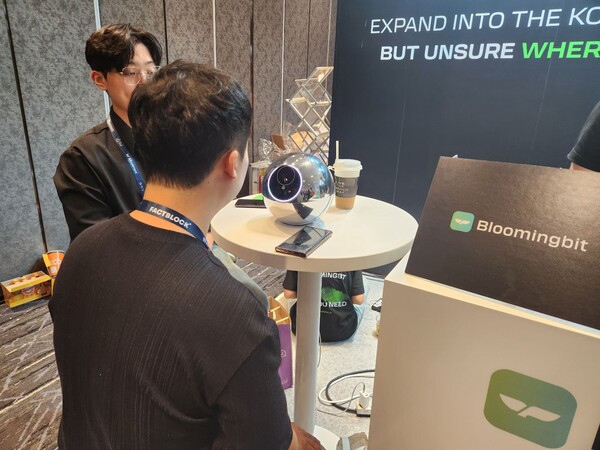 4일 KBW2024 현장 부스에서 월드코인의 홍채 인식 기기 오브(Orbs)를 이용해 홍채 데이터를 만들고 있다. / 김홍찬 기자