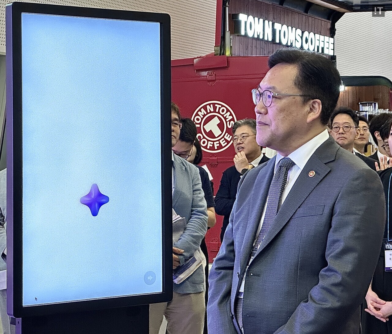 김병환 금융위원장이 지난달 27일 열린 ‘코리아 핀테크 위크’에서 뱅크샐러드 부스에 방문해 자산관리 챗봇 ‘토핑플러스’에 대한 설명을 듣고 있다. / 김경아 기자