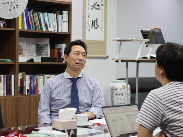 이정헌(왼쪽) 더불어민주당 의원이 9월 12일 IT조선 기자와 만나 인터뷰하고 있다. / 이정헌 의원실