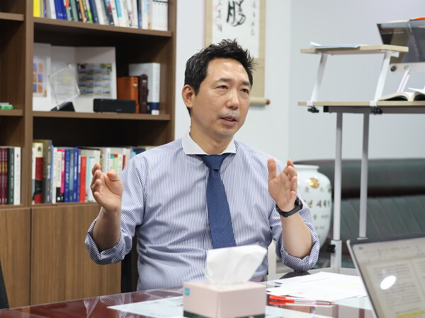 이정헌 더불어민주당 의원이 9월 12일 IT조선 기자와 인터뷰하고 있다. / 이정헌 의원실