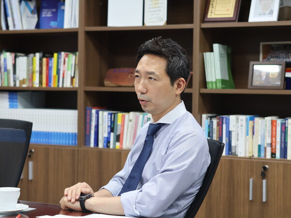 이정헌 더불어민주당 의원이 9월 12일 IT조선 기자와 인터뷰하고 있다. / 이정헌 의원실