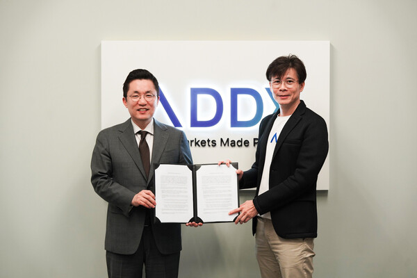 김상민 부산디지털자산거래소 대표(왼쪽)과 대니 토 ADDX CEO(오른쪽)가 지난 18일 업무협약을 체결하고 있다. / 사진 = 부산디지털자산거래소