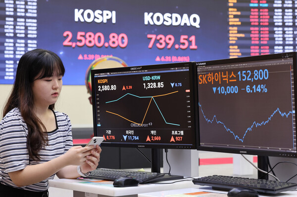 19일 오후 서울 여의도 한국거래소 홍보관 모니터에 SK하이닉스 종가가 나오고 있다. 이날 코스피 지수는 전거래일 대비 5.39포인트 오른 2580.80에 마감하고, 코스닥은 6.31포인트 오른 739.51에 장을 마무리했다. /뉴스1