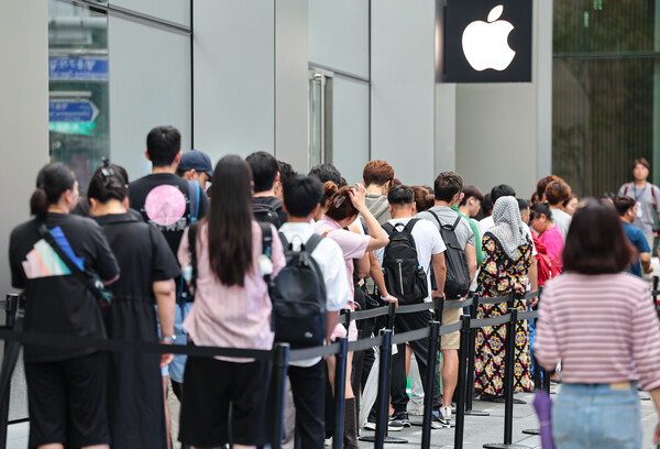 20일 오전 서울 중구 명동 애플스토어 앞에서 시민들이 애플의 스마트폰 '아이폰 16시리즈'를 구매하기 위해 대기하고 있다. /뉴스1
