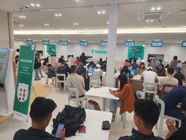 22일 오전 하나은행 평택외국인센터점을 찾은 외국인 고객들이 문전성시를 이루고 있다. / 김홍찬 기자
