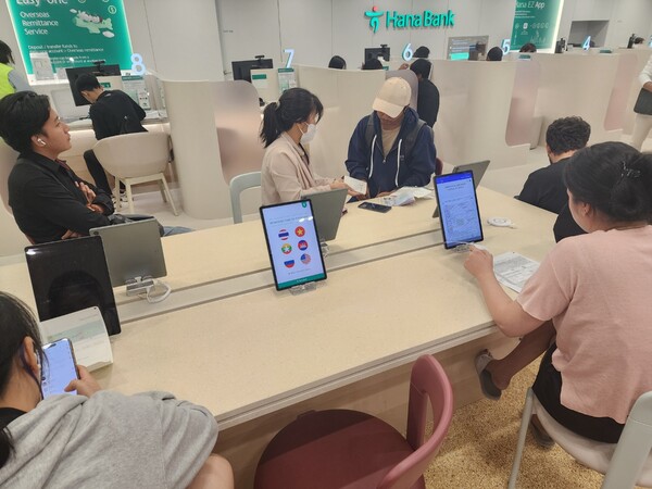 하나은행 평택외국인센터점 내 마련된 다국어 은행 업무 안내 디지털 기기. / 김홍찬 기자