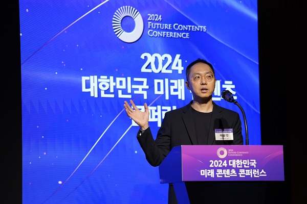 이상진 LG유플러스 콘텐츠IP(지식재산권)사업담당(상무)이 24일 서울 웨스틴 조선 호텔에서 IT조선 주최로 열린 '2024 대한민국 미래 콘텐츠 콘퍼런스'에서 'K콘텐츠 글로벌 전략'이라는 주제로 발표하고 있다. / IT조선