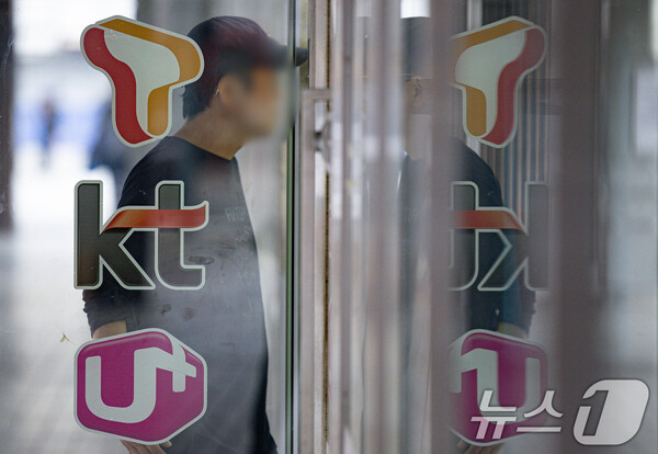 한 시민이 9월 6일 서울의 한 휴대폰 판매 대리점 앞을 지나가고 있다. / 뉴스1