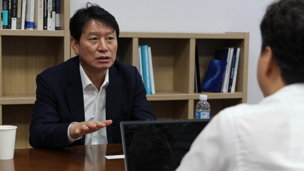 조인철 더불어민주당 의원이 9월 25일 국회에서 IT조선 기자와 만나 과방위 활동에 관한 이야기를 나누고 있다. / 조인철 의원실