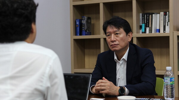 조인철 더불어민주당 의원이 9월 25일 국회에서 열린 IT조선과의 인터뷰에서 말하고 있다. / 조인철 의원실