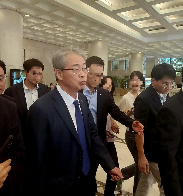 임종룡 우리금융그룹 회장은 30일 서울 중구 은행연합회에서 열린 금융위원장과의 간담회가 끝난 후 기자들의 질문에도 답하지 않고 건물을 빠져나갔다./김홍찬 기자