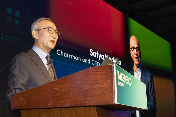 김영섭 KT 대표가 1일 서울 중구 웨스틴 조선호텔 서울에서 열린 세계이동통신사업자연합회(GSMA) 주최의 '모바일360 아시아태평양(M360 APAC) 서울 콘퍼런스'에서 '협력 기반의 자주적 AI 모델 형성을 위한 인공지능+정보통신기술(AICT) 기업의 역할’이란 주제로 기조연설을 하고 있다. / KT