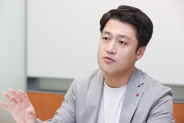 한영섭 LG유플러스 인공지능(AI)테크랩장(담당)이 9월 26일 용산사옥에서 IT조선 기자를 만나 익시젠을 주제로 인터뷰하고 있다. / LG유플러스