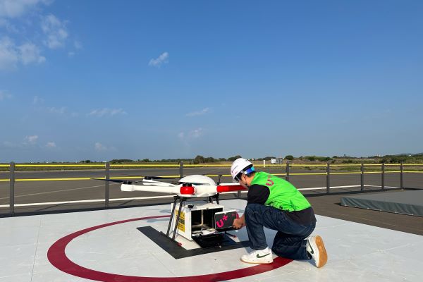 LG유플러스, 도서 지역 드론 이용 스마트폰 배송 실시 / LG유플러스